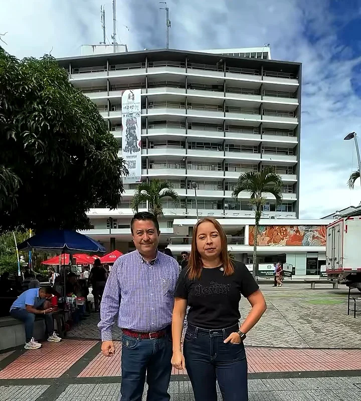 Ferdinan Agudelo Castañeda y Claudia Duque en una plaza del centro de Ibagué