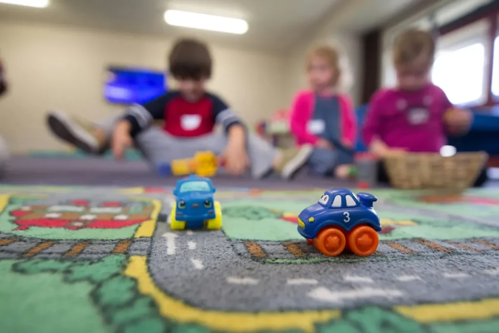 Niños jugando en un hogar infantil de un programa de primera infancia