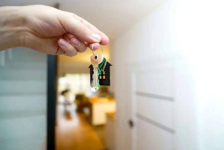 Entrega de las llaves de una vivienda en arriendo