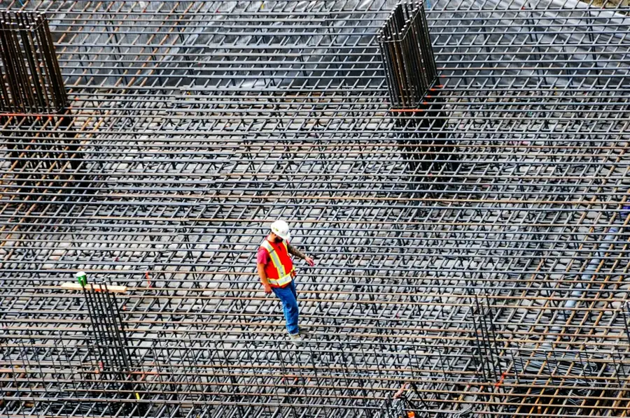 Ingeniero revisando una obra en construcción amparada por una póliza de cumplimiento