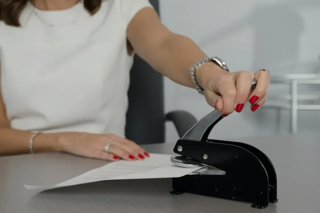 Sello notarial sobre un documento legal de responsabilidad civil