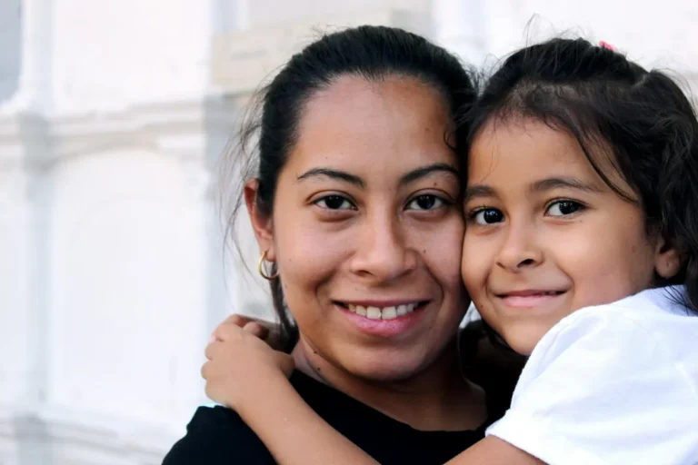Madre e hija abrazadas, protegidas con un seguro de vida