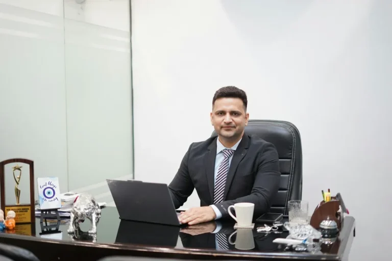 Empresario de traje en su oficina, cliente de seguros para empresas